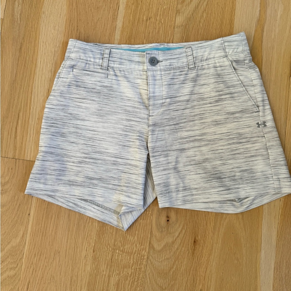 Underarmour Women’s Golf Short In heathered Grey.